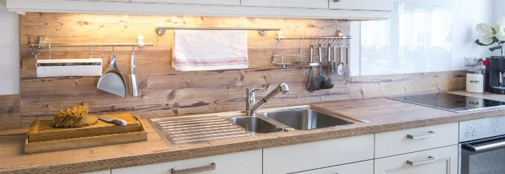 Moderne helle Küche mit Holzelementen